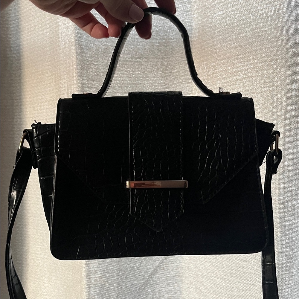 Elegant Black Croc-Embossed Handbag